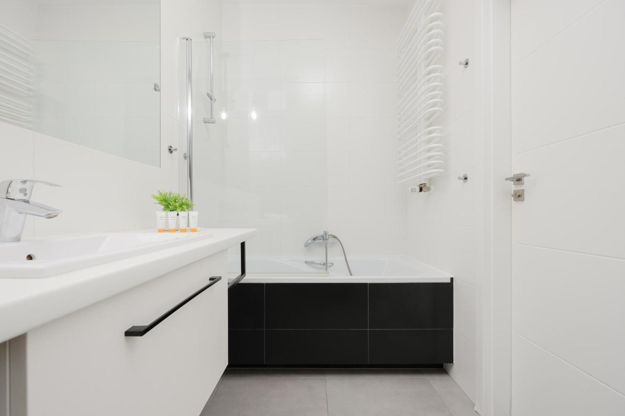 Cosy With Parking Wilanow By Renters Apartamento *