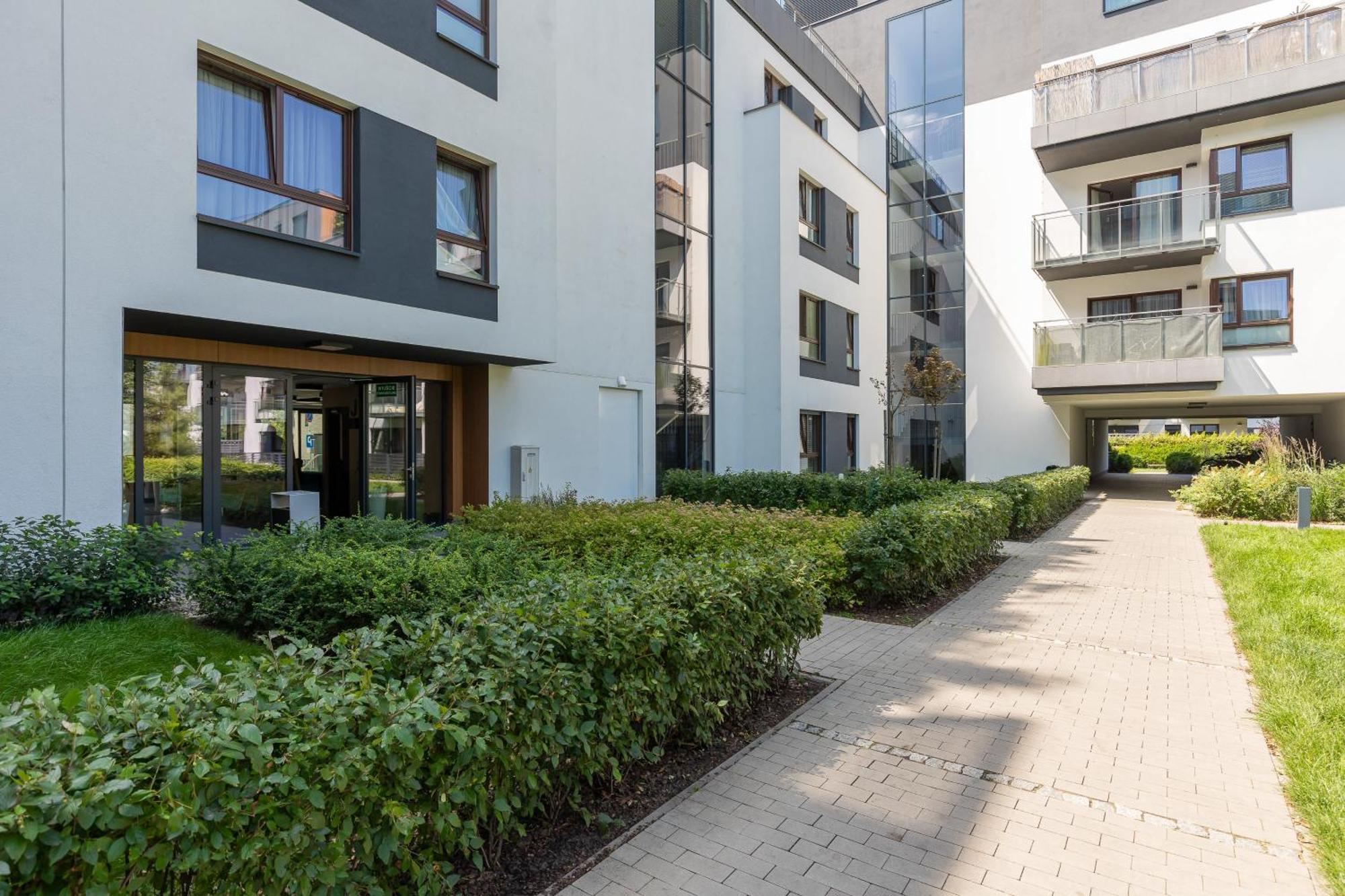 Cosy With Parking Wilanow By Renters Apartamento